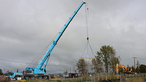 Crain lifting out the old control gate at Lake Waikare